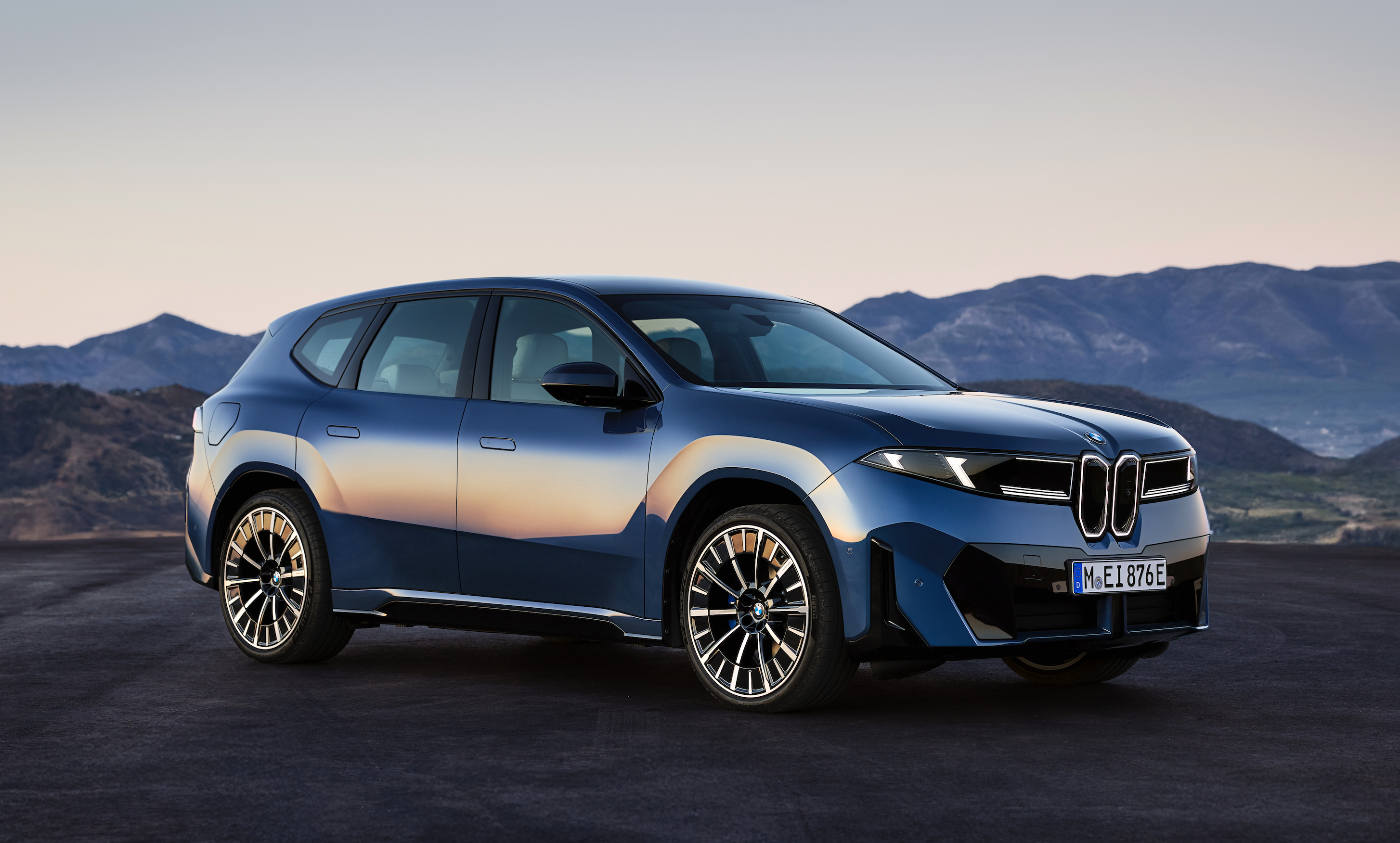 Nové BMW iX3 2025 (Neue Klasse) – elektrické SAV s dojezdem až 805 km (WLTP), 800V/400kW rychlonabíjením a revolučním interiérem s Panoramic iDrive/Panoramic Vision; více detailů najdete v článku na blogu AUTOiBUY.